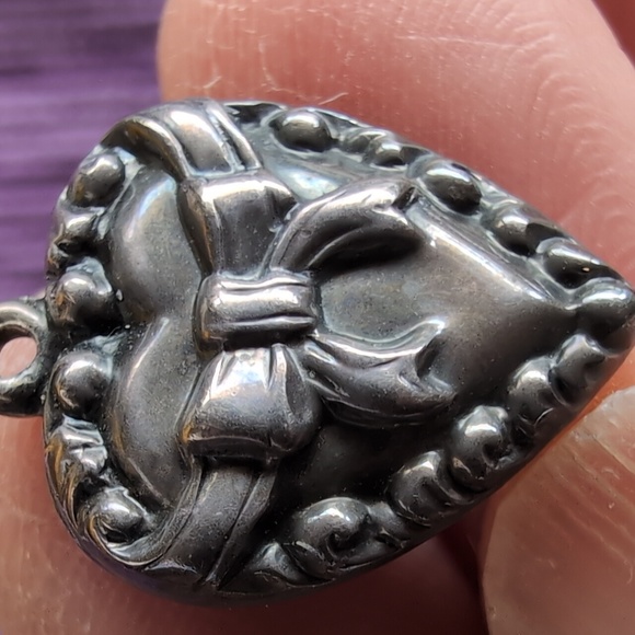 Antique sterling silver puffed heart charm - Picture 5 of 5